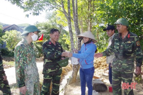 Không quản nắng nóng, gần 120 CBCS giúp xã biên giới Hà Tĩnh làm nông thôn mới