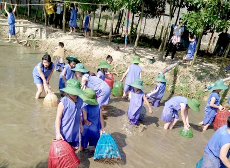 Học sinh các trường tiểu học Hà Tĩnh trải nghiệm các hoạt động làm người nông dân tại Edufarm Tượng Sơn