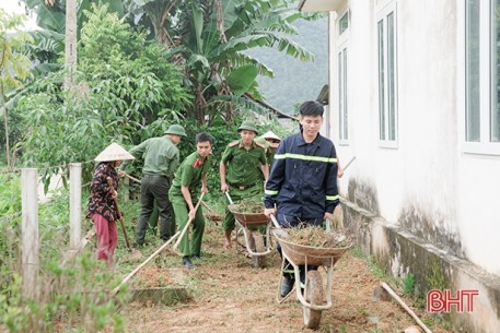 Công an Hương Sơn giúp xã biên giới Sơn Hồng xây dựng nông thôn mới