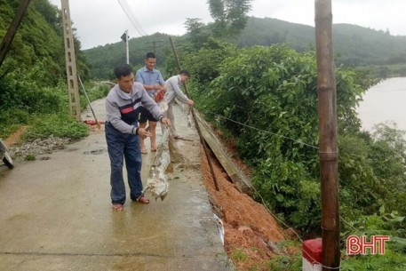 Mưa lớn kéo dài gây sạt lở ở Vũ Quang