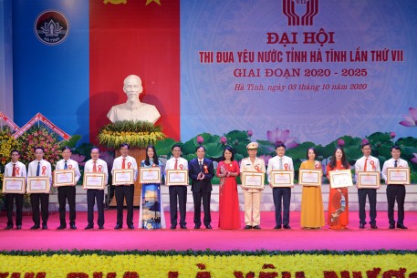 Đồng chí Trần Huy Oánh, Chánh văn phòng Điều phối nông thôn mới tỉnh Hà Tĩnh nhận Bằng khen của Ban Thường vụ Tỉnh ủy