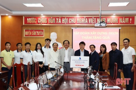Tập đoàn Delta Hà Nội hỗ trợ người dân vùng lũ Cẩm Xuyên 500 triệu đồng