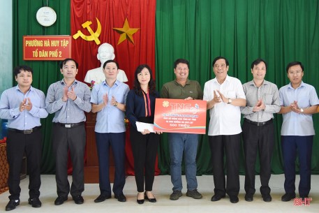 Phó Trưởng ban Thường trực Ban Tổ chức Trung ương trao 500 triệu đồng hỗ trợ người dân vùng lũ Hà Tĩnh