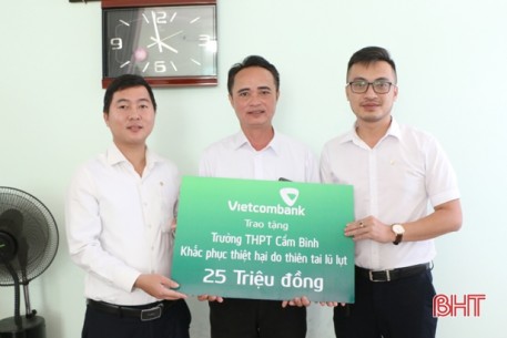 Vietcombank Hà Tĩnh hỗ trợ 125 triệu đồng cho các trường học vùng lũ