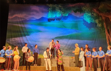 Nhà hát Nghệ thuật truyền thống tỉnh biểu diễn báo cáo vở kịch Quê em vượt qua mùa giông bão.