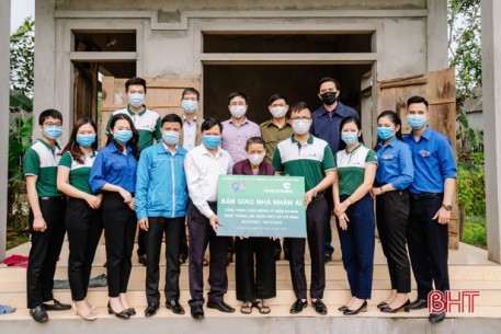 Tuổi trẻ Vietcombank Hà Tĩnh bàn giao, trao hỗ trợ xây dựng 2 nhà tình nghĩa