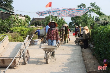 Người dân “quên” ngày nghỉ xây dựng xã nông thôn mới nâng cao ở Hà Tĩnh