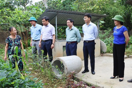 Lãnh đạo huyện Cẩm Xuyên đi kiểm tra việc xây dựng tua tuyến huyện nông thôn mới.