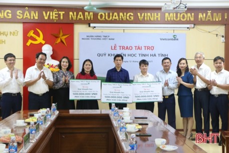 Vietcombank tài trợ 3 trường học ở Hà Tĩnh 1,5 tỷ đồng