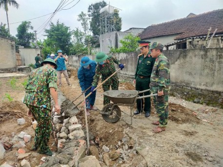 Ban CHQS huyện Can Lộc lao động xây dựng NTM tại xã Vượng Lộc và Khánh Vĩnh Yên