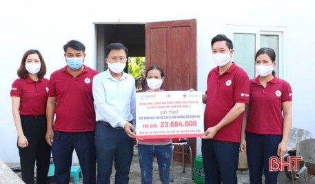 Hội Chữ thập đỏ Hà Tĩnh hỗ trợ 4 gia đình bị ảnh hưởng thiên tai sửa chữa nhà ở