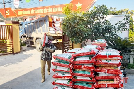 Cung ứng gần 650 tấn phân bón trả chậm hỗ trợ nông dân Hà Tĩnh sản xuất hè thu