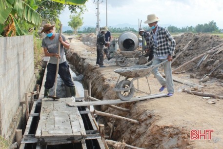 Người dân Can Lộc duy trì nhịp điệu sản xuất, cảnh giác với dịch bệnh