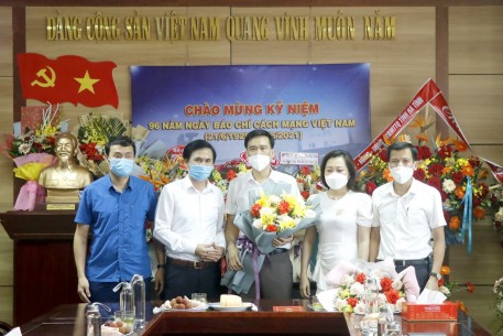 Chánh Văn phòng Điều phối nông thôn mới tỉnh chúc mừng các cơ quan báo chí nhân kỷ niện 96 năm ngày báo chí Cách mạng Việt Nam