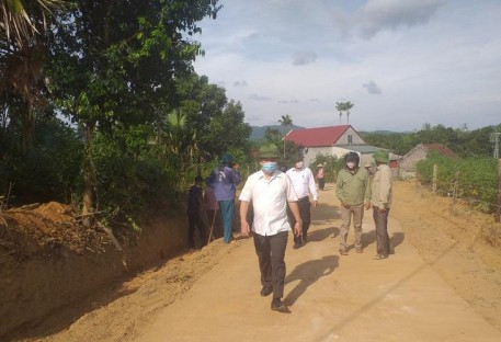 Đồng chí Trần Đình Gia, Bí thư Huyện uỷ, kiểm tra xây dựng Nông thôn mới tại xã Kỳ Lạc