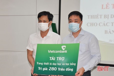 Vietcombank Hà Tĩnh tài trợ 280 triệu đồng cho ngành giáo dục