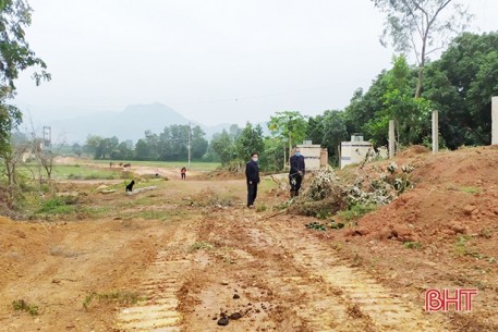 Gia đình cụ ông 80 tuổi ở Hà Tĩnh hiến gần 400m2 đất làm đường liên xã