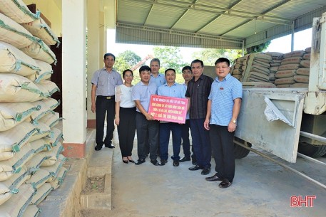 Sở KH&ĐT Hà Tĩnh hỗ trợ hiện vật trị giá 100 triệu đồng giúp xã Hà Linh xây dựng NTM
