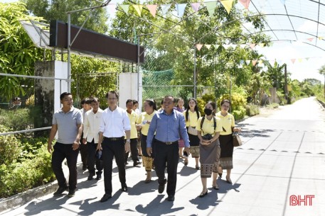 Đoàn đại biểu Ban Tuyên huấn tỉnh Bôlykhămxay và Savannakhet tham quan nông thôn mới Hà Tĩnh