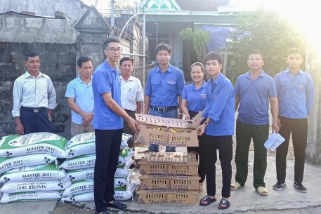 Đoàn xã ở Nghi Xuân kêu gọi trao 1.000 con vịt giống giúp thanh niên phát triển kinh tế
