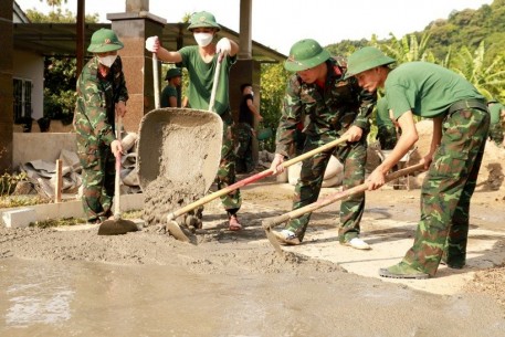 Lữ đoàn Phòng không 283 giúp người dân xã biên giới Sơn Kim 1 xây dựng nông thôn mới