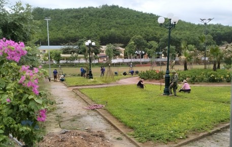 Công đoàn cơ quan UBND xã Sơn Lĩnh: Ra quân chỉnh trang khuôn viên khu vui chơi, xây dựng NTM