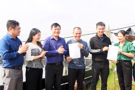 Trao chứng nhận VietGAP cho cơ sở nuôi tôm tại Hà Tĩnh
