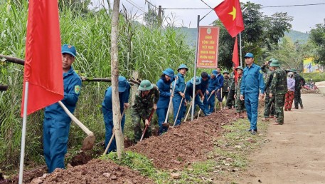 Lữ đoàn Thông tin 80 và Ban CHQS huyện Vũ Quang thực hiện công tác dân vận tại xã Đức Liên