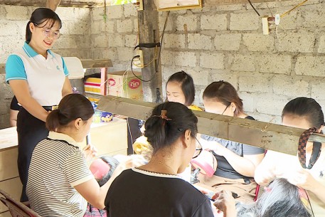 Nghề làm tóc giả – hướng đi mới giúp phụ nữ Kim Hoa tăng thu nhập
