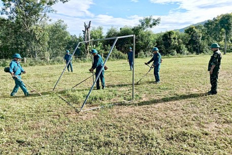 Cơ quan Đảng ủy xã Thượng Đức ra quân hỗ trợ thôn 2 Đức Bồng xây dựng nông thôn mới, bảo vệ môi trường