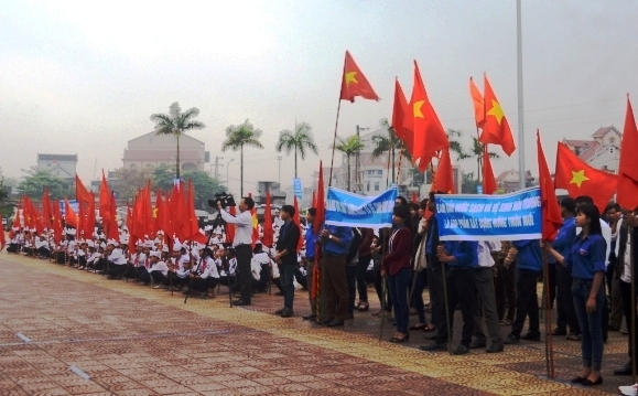 Đông đảo đoàn viên thanh niên và học sinh tham gia Lễ phát động hưởng ứng Tuần lễ Quốc gia nước sạch và môi trường năm 2015.