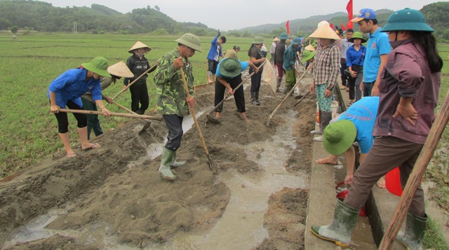 Bà con nhân dân thôn 3, xã Hương Thọ làm giao thông nội đồng