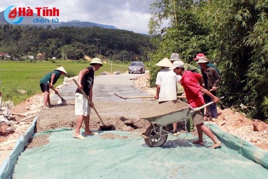 Người dân xã Sơn Kim 2 làm đường giao thông nông thôn.