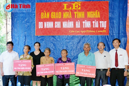 Lãnh đạo Ngân hàng Nhà nước tỉnh và đại diện Ngân hàng No&PTNT tỉnh trao biểu tượng số tiền hỗ trợ cho 4 hộ nghèo