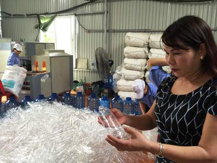 Sản xuất chai lọ nhựa của HTX Minh Hiệp thành