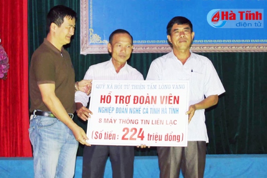 Tặng bộ đàm trị giá hơn 370 triệu cho các nghiệp đoàn nghề cá