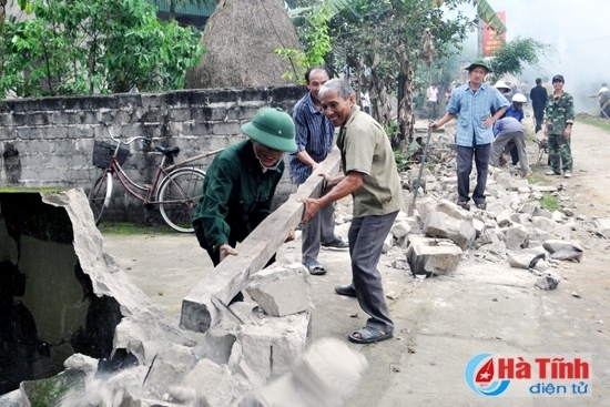 Nhân dân Thạch Khê, huyện Thạch Hà (Hà Tĩnh) ra quân phát cây cối dọn hành lang, dọn tường rào, xây dựng vườn mẫu