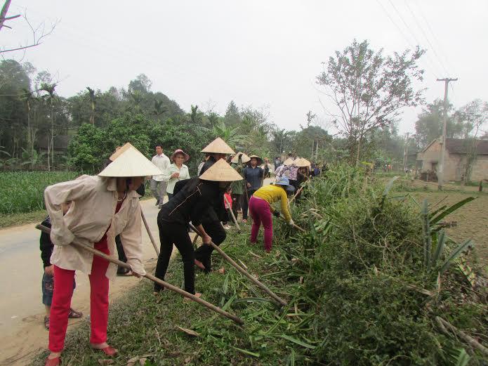 Bà con nhân dân xã Đức Giang phát dọn hành lang giao thông