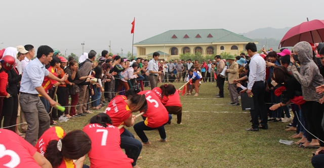 Đội tuyển xã Sơn Thọ và xã Hương Quang thi đấu trận chung kết