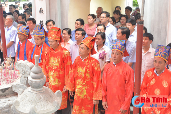 Phó Chủ tịch HĐND tỉnh Nguyễn Thị Nữ Y, Phó Chủ tịch UBND tỉnh Đặng Quốc Vinh, Trưởng Ban Dân vận Tỉnh ủy Phan Cao Thanh; lãnh đạo một số sở, ban, ngành cùng đông đảo nhân dân tới dự lễ.