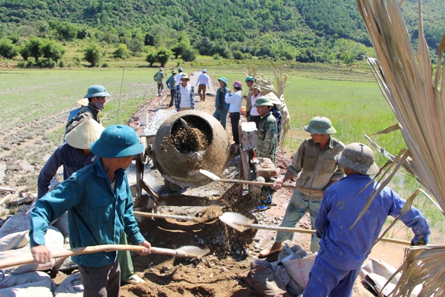 Bà con nhân dân thôn Tân Lệ ra quân làm mới 513m đường giao thông nội đồng.