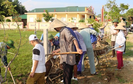 Nhân dân thôn Bắc Thượng ra quân làm hàng rào khu thể thao