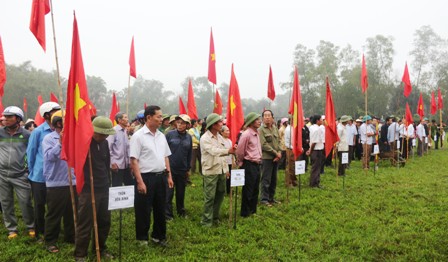 Đông đảo cán bộ, nhân dân xã Thạch Thắng ra quân tại lễ phát động