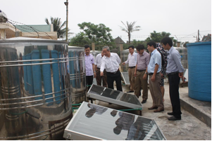 Đ/c Nguyễn Xuân Thọ - Phó Trưởng Ban Tuyên giáo Tỉnh ủy cùng Đoàn khảo sát các NQ của Đảng về KH&CN kiểm tra sản xuất nước mắm bằng năng lượng mặt trời tại xã Cẩm Nhượng