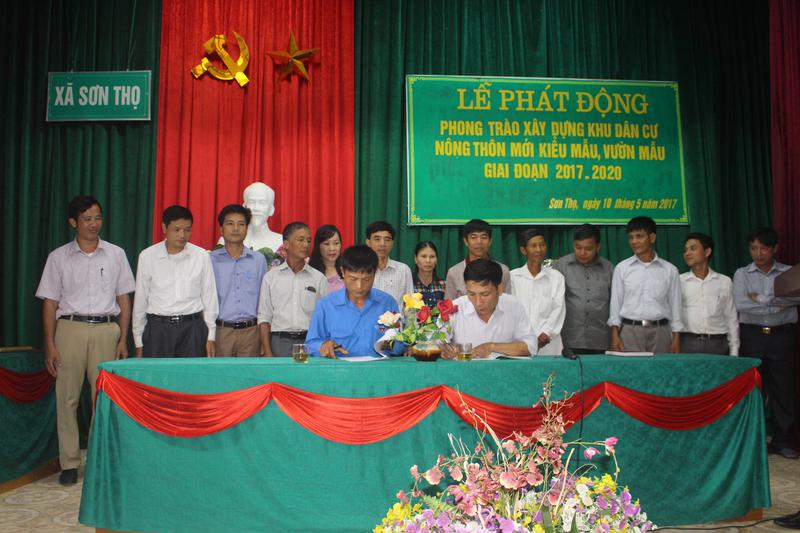 Các thôn, đoàn thể ký kết thi đua thực hiện tốt phong trào xây dựng khu dân cư NTM kiểu mẩu, vườn mẩu, giai đoạn 2017 - 2020