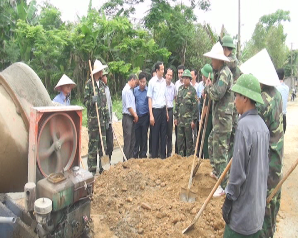 Đ/c Đặng Ngọc Sơn, Phó CT UBND tỉnh, Phó trưởng ban Thường trực Ban chỉ đạo Chương trình nông thôn mới tỉnh kiểm tra, động viên cán bộ chiến sỹ Bộ đội Biên phòng Hà Tĩnh đang giúp đỡ xã Hương Vĩnh