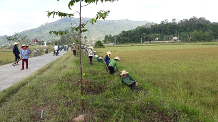 Nhân dân thôn 5 nạo vét hệ thống kênh mương