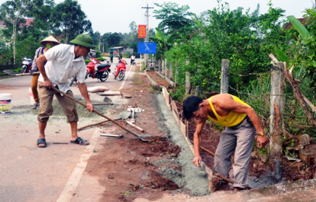 Người dân Cẩm Hưng (Cẩm Xuyên) xây dựng làm mương thoát nước khu dân cư