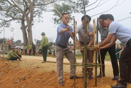 Xã Đức Liên sôi nổi ra quân trồng cây đầu năm 2018