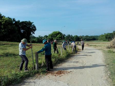 Công đoàn  cơ quan UBND xã Đức Bồng tháo gỡ hàng rào tại thôn 6